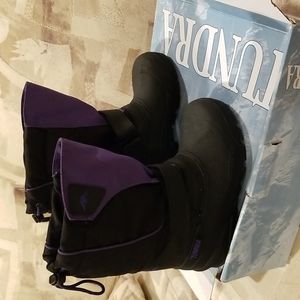 Tundra-brand kids cozy, insulated winter boots, "Quebec", Size 2, Black/Purple